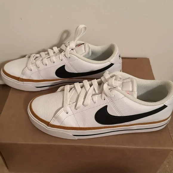 *NEW* Nike Court Legacy (Women’s size 9) - Picture 3 of 4